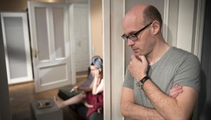 Lindenstraße: Philipp (Philipp Neubauer) ist eifersüchtig: Mit wem telefoniert Angelina (Daniela Bette) so ausdauernd?