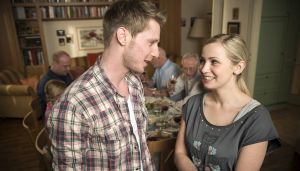 Lindenstraße: Lea (Anna Sophia Claus, re) stellt der Familie Daniel (David Mullikas) vor. Er besucht dasselbe Internat wie sie.