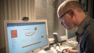 Lindenstraße: Philipp (Philipp Neubauer) hackt sich in Angelinas E-Mail-Account.