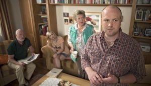Lindenstraße: Der Familienrat befragt Klaus (Moritz A. Sachs): Was weiß er von der geplanten Moschee (v.l. Bill Mockridge, Anna Sophia Claus und Marie-Luise Marjan)?