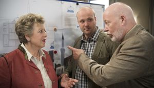 Lindenstraße: Info-Veranstaltung im „Akropolis“: Helga (Marie-Luise Marjan), Klaus (Moritz A. Sachs) und Erich (Bill Mockridge) diskutieren über die geplante Moschee.
