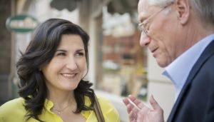 Lindenstraße: Sympathie auf den ersten Blick: Suna (Siir Eloglu) versteht sich bestens mit Hans (Joachim H. Luger).