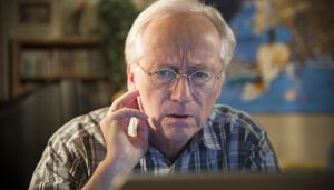 Lindenstraße: Hans (Joachim H. Luger) recherchiert im Internet über die Hintergründe des Überfalls auf das „Akropolis“.