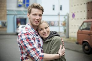 Lindenstraße: Einheit: Lea (Anna Sophia Claus) und Daniel (David Mullikas) teilen die gleichen Überzeugungen.