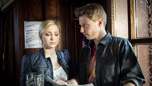 Lindenstraße: Lea (Anna Sophia Claus) und Daniel (David Mullikas) beraten das weitere Vorgehen in Sachen Moschee-Bau.