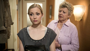 Lindenstraße: Helga (Marie-Luise Marjan,r.) stellt Lea (Anna Sophia Claus) zur Rede: War sie am Überfall auf das „Akropolis“ beteiligt?