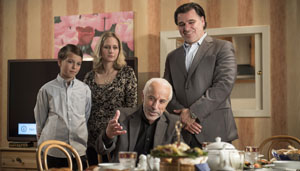 Lindenstraße: Lisa und Murat haben den Imam zum Abendessen eingeladen (v.l. Ole Dahl, Sontje Peplow, Erden Alkan, Erkan Gündüz).
