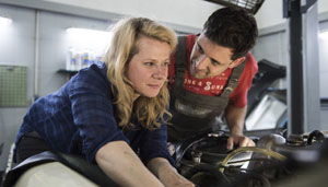 Lindenstraße: Unter der Haube: Zwischen Nina (Jacqueline Svilarov) und Enzo (Toni Snétberger) knistert es.