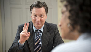 Lindenstraße: Robert Engel (Martin Armknecht) ist in die Lindenstraße zurückgekehrt. Mit Ärztin Iris (Sarah Masuch) spricht er sofort über Geschäftliches.