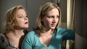 Lindenstraße: Lisa (Sontje Peplow, re) und Andrea (Beatrice Kaps-Zurmahr) beobachten, was sich am Bauplatz der geplanten Moschee tut.