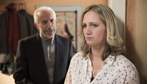 Lindenstraße: Lisa (Sontje Peplow) hat ein schlechtes Gewissen. Sie gaukelt dem Iman (Erden Alkan) vor, sie sei in Mekka gewesen.