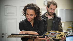 Lindenstraße: Alex (Joris Gratwohl) schenkt Iris (Sarah Masuch) eine Fotosammlung aus gemeinsamen glücklichen Zeiten.