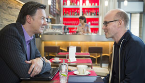 Lindenstraße: Philipp (Philipp Neubauer, re) lernt den Autor Henri Pimkin (Martin Armknecht) kennen. Er ahnt nicht, dass es sich hier um Robert Engel handelt.