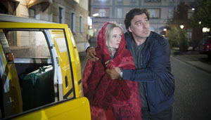 Lindenstraße: Lisa (Sontje Peplow) und Murat (Erkan Gündüz) tun so, als ob sie gerade vom Flughafen kommen.