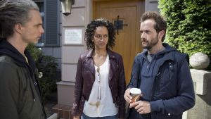 Lindenstraße: Zwischen zwei Männern: Iris (Sarah Masuch) sucht vermehrt die Nähe ihres Exfreundes Alex (Joris Gratwohl, r).