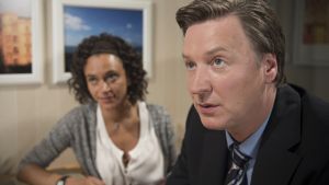 Lindenstraße: Hausbesuch: Robert (Martin Armknecht) und Iris (Sarah Masuch) erkundigen sich nach Gabis Gesundheitszustand.