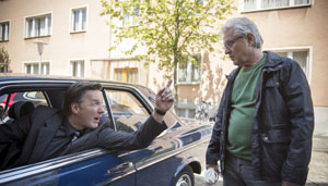 Lindenstraße: Kampfansage: Robert (Martin Armknecht, l) droht Andy (Jo Bolling) mit Vergeltung.