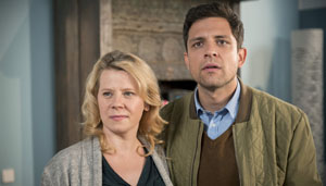 Lindenstraße: Familienplaung: Nina (Jaqueline Svilarov) und Enzo (Toni Snetberger) informieren sich über künstliche Befruchtung.