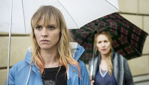 Lindenstraße: Jack (Cosima Viola, l) ist im Bilde, sie weiß über Sandras (Julia Berhold) Affäre bescheid.