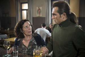 Lindenstraße: Elena (Domna Adamopoulou) erkundigt sich bei ihrem Sohn Vasily (Hermes Hodolides), ob es in seiner Ehe kriselt.