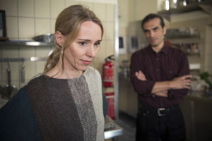 Lindenstraße: Sandra (Julia Beerhold) hat ihre geheime Affäre beendet. Wird ihr Mann Vasily (Hermes Hodolides) jemals von ihrem Fehltritt erfahren?