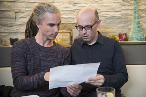 Lindenstraße: Momo (Moritz Zielke, l) und Philipp (Philipp Neubauer, r) haben im Netz weitere Hinweise auf Roberts dubiose Machenschaften gefunden.