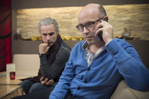 Lindenstraße: Philipp (Philipp Neubauer, r) ist in Sorge um Angelina. Will der Bösewicht Robert ihr wirklich etwas antun?
