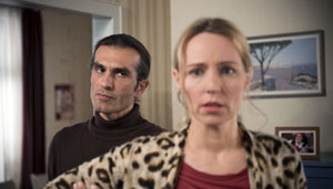 Lindenstraße: Familiendrama: Vasily (Hermes Hodolides) hat herausgefunden, dass Sandra (Julia Beerhold) ihn betrogen hat.