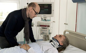 Lindenstraße: Philipp (Philipp Neubauer, l) in Sorge. Momo (Moritz Zielke, r) liegt nach einem schweren Unfall im Krankenhaus. Wird er je wieder laufen können?