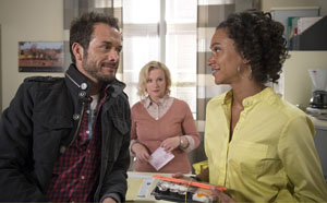 Lindenstraße: Erleichterung bei Iris (Sarah Masuch) und Alex (Joris Gratwohl), nach dem Medikamentenskandal geht es in der Praxis wieder bergauf.
