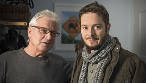 Lindenstraße: Andy (Jo Bolling, l) ist überglücklich: Sein Sohn Timo (Michael Baral, r) hat seine Haftstrafe abgesessen und kehrt nach Hause in die Lindenstraße zurück.