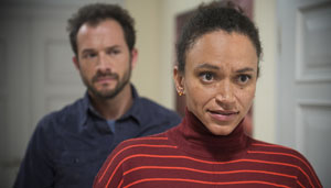 Lindenstraße: Keine Chance für die Liebe? Iris (Sarah Masuch) zweifelt an ihren Gefühlen für Alex (Joris Gratwohl).