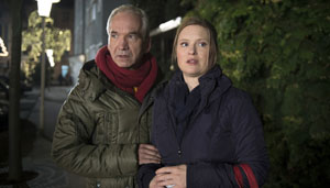 Lindenstraße: Schock: Tanjas (Sybille Waury) Sohn Simon ist verschwunden. Käthe (Claus Vincon) hilft der verzweifelten Mutter bei der Suche.