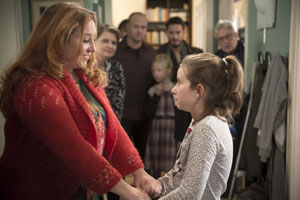 Lindenstraße: Iffi (Rebecca Siemoneit-Barum, l) ist zurück! Sie freut sich besonders auf ihre Tochter Antonia (Katharina W.).
