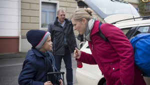 Lindenstraße: Tanja (Sybille Waury) verabschiedet ihren Sohn in die Feiertage.