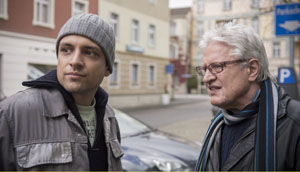 Andy (Jo Bolling, r) ist sauer: Niemand will seinem Sohn Timo zur Seite stehen. Enzo (Toni Snetberger) hat eine Idee.