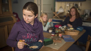 Frustriert: Antonia (Katharina W.) ist sauer auf Iffi (Rebecca Siemoneit-Barum). Ihre Mutter arbeitet zu viel und hat kaum noch Zeit für die Familie.