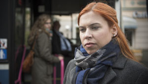 Nachdenklich: Nach dem Besuch ihrer jüngeren Schwester, macht sich Sarah (Julia Stark) Sorgen um ihre Familie.