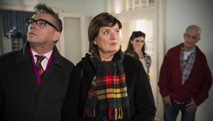 Adi (Philipp Sonntag, r) und Marcella (Sara Turchetto, 2.v.r.) haben in ihrer Wohngemeinschaft ein Zimmer frei! Ob Götz Alsmann und Christine Westermann die neuen Bewohner werden?