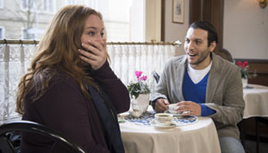 Unerwarteter Besuch für Iffi (Rebecca Siemoneit-Barum): Ihr ehemaliger Chef Jeff (Angus McGruther) taucht auf und macht ihr ein spektakuläres Angebot.
