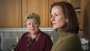 Anna (Irene Fischer, r) ist zurück. Sofort gerät sie mit ihrer ewigen Rivalin Helga (Marie-Luise Marjan) wieder in Streit.
