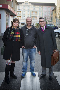 Prominenter Besuch in der „Lindenstraße“. Die „Zimmer frei!“-Moderatoren Christine Westermann und Götz Alsmann übernehmen einen Gastauftritt in der Serie. Moritz A. Sachs („Klaus Beimer“, M) begrüßt die beiden in der Außenkulisse.