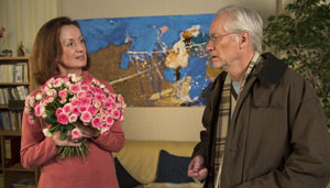 Rosenkavalier? Anna (Irene Fischer) möchte Hans (Joachim H. Luger) für seine Aufmerksamkeit danken. Jedoch: Die Blumen sind gar nicht von ihm.