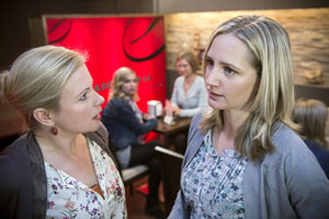 Die Gerüchteküche brodelt: Lisa (Sontje Peplow, r) und Andrea (Beatrice Kaps-Zurmahr, l) fragen sich, ob zwischen Tanja und Lea etwas läuft.