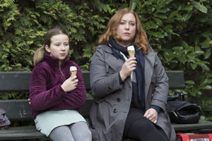 Eiszeit: Iffis (Rebecca Siemoneit-Barum, r) Verhältnis zu ihrer Tochter Antonia (Katharina Witza) ist noch immer nicht das Beste.