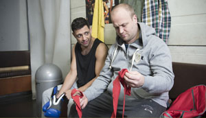 Ring frei für Klaus (Moritz A. Sachs, r). Enzo (Toni Snetberger) nimmt ihn zum Boxtraining mit. Ob das eine gute Idee ist? Klaus bleibt skeptisch.