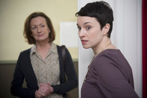 Geldnot: Anna (Irene Fischer, links) sucht dringend einen Job. Ob Angelina (Daniela Bette) helfen kann?