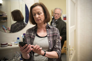 Hat Hans (Joachim H. Luger) eine Affäre? Anna (Irene Fischer) sucht in seinem Handy nach Hinweisen. Das bleibt nicht unentdeckt…