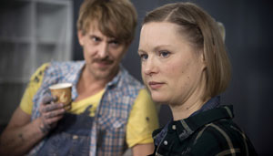 Neuer Look für den Friseursalon: Tanja (Sybille Waury) und Lotti (Gunnar Solka) renovieren ihr Geschäft. Damit wollen sie neue Kunden anlocken.