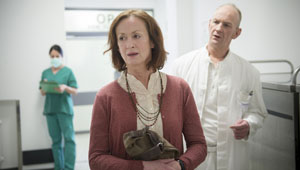 Schock für Anna (Irene Fischer): Hans ist schwer gestürzt und musste ins Krankenhaus eingeliefert werden.